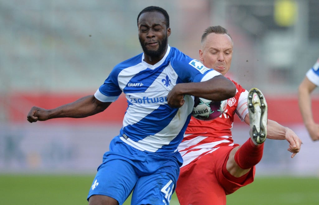 Arne Feick (r) von Würzburg spielt gegen Erich Berko von Darmstadt.