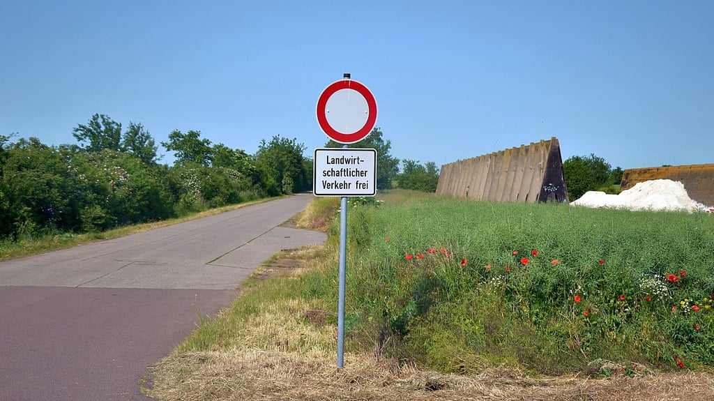 Der Bottmersdorfer Wirtschaftsweg ist für den Durchgangsverkehr gesperrt.