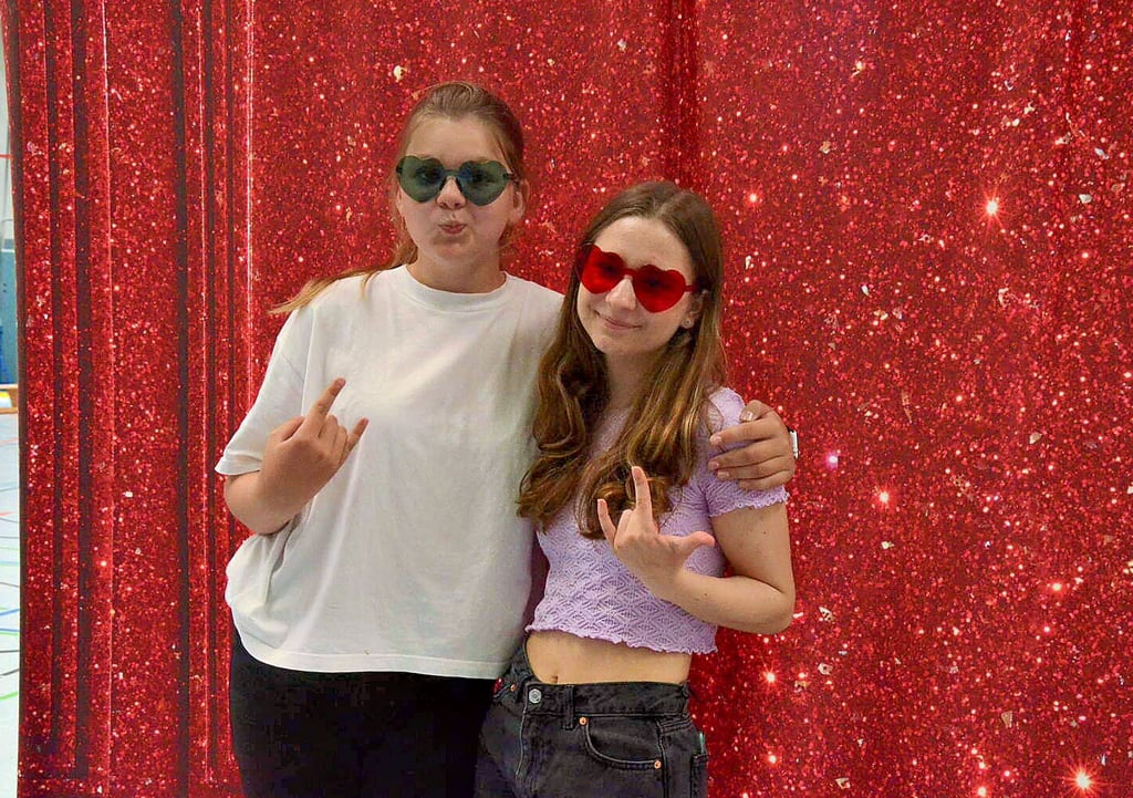 Fiona (links) und Emely sind seit fast einem Schuljahr „Buddys“. Die beiden Schülerinnen sind Freundinnen geworden.