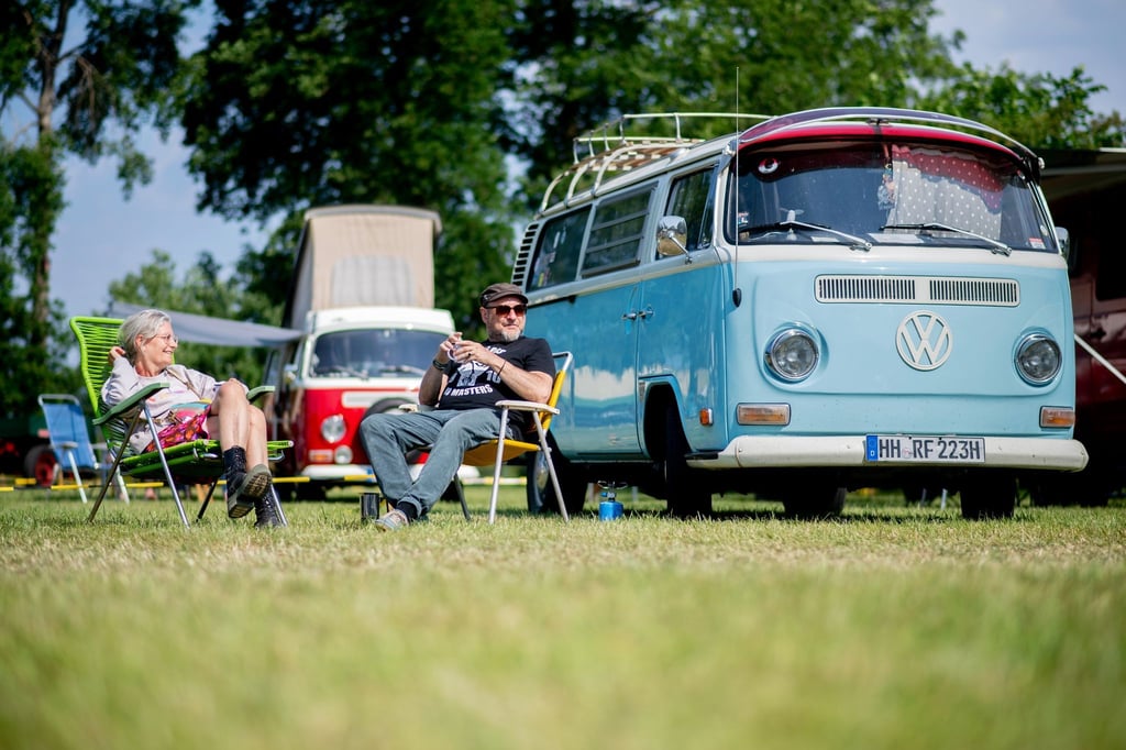 Christine und Ralf sitzen auf dem Bockhorner Oldtimermarkt vor ihrem Volkswagen T2 aus dem Jahr 1972.