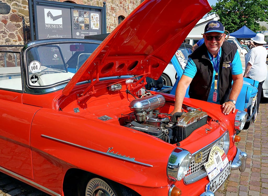 Reinhard Hoffmann schätzt den klassischen Motor seines Skoda Felicia, der 1960 gebaut wurde.