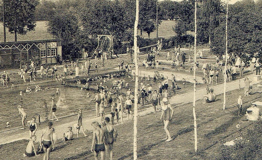 Die Menschen haben im Sommer schon immer die Flucht ins erfrischende Nass ergriffen. Riechen Sie das Gras? Hören sie das jauchzende Kreischen der Kinder beim Sprung ins Wasser?