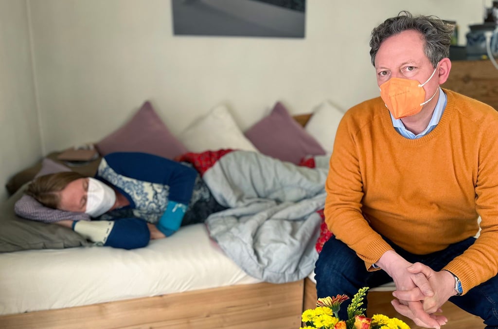Der Arzt und Fernsehmoderator Eckart von Hirschhausen (r) am Bett einer Patientin, die seit zwei Jahren an Long Covid erkrankt ist.