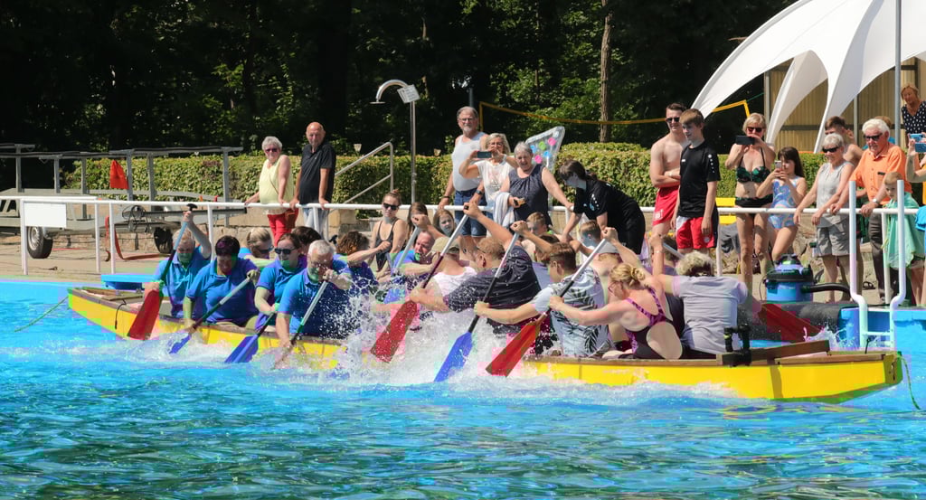 Drachenbootrennen beim Waldbadfest in Seehausen. Ob geübt oder ungeübt – dieser Mannschaftssport bereitet einfach Freude.