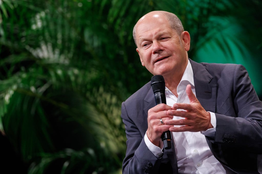 Kanzler Olaf Scholz: „Ich habe schon den Witz gemacht beim Europäischen Rat: Deutschland muss einen großen Strand am Mittelmeer haben. Denn tatsächlich kommen mehr Flüchtlinge, die über das Mittelmeer nach Europa kommen, in Deutschland an als in den Mittelmeer-Anrainer-Ländern im Einzelnen.“
