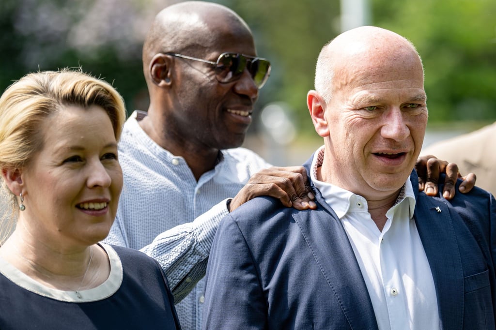 Kai Wegner (CDU,r), Regierender Bürgermeister von Berlin, kommt zur Klausurtagung.