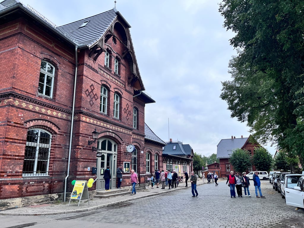 Am Tag des offenen Denkmals kamen viele Besucher, um die Fortschritte im Bahnhof zu sehen.
