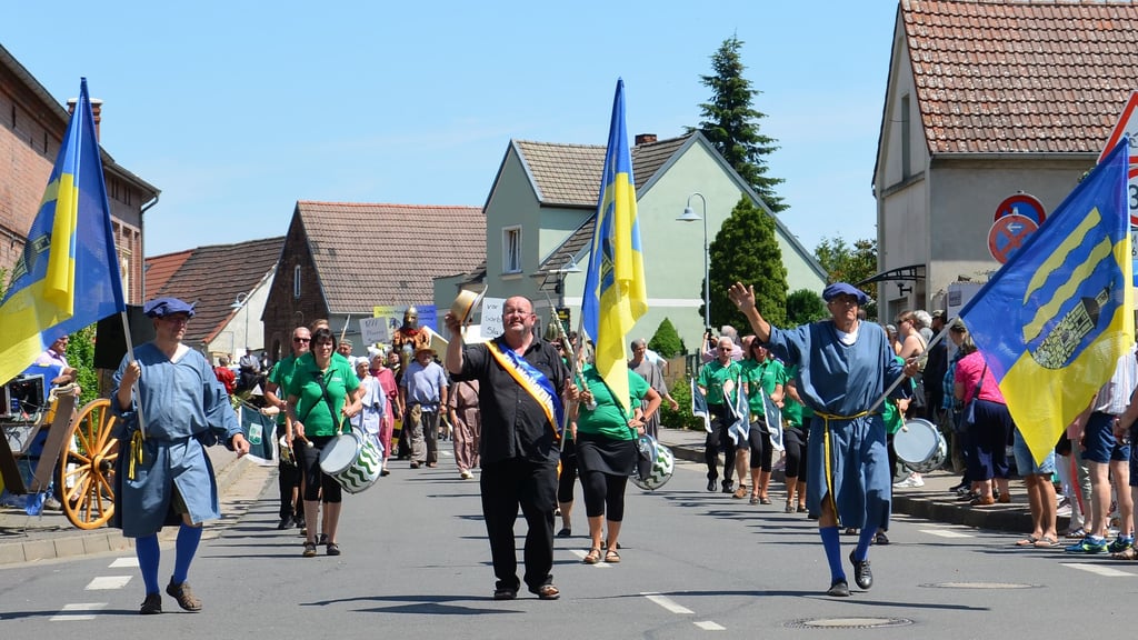 Ortsbürgermeister Jörg Hausmann lief mit an der Spitze des Festumzuges anlässlich des Jubiläums 1050 Jahre Walternienburg.