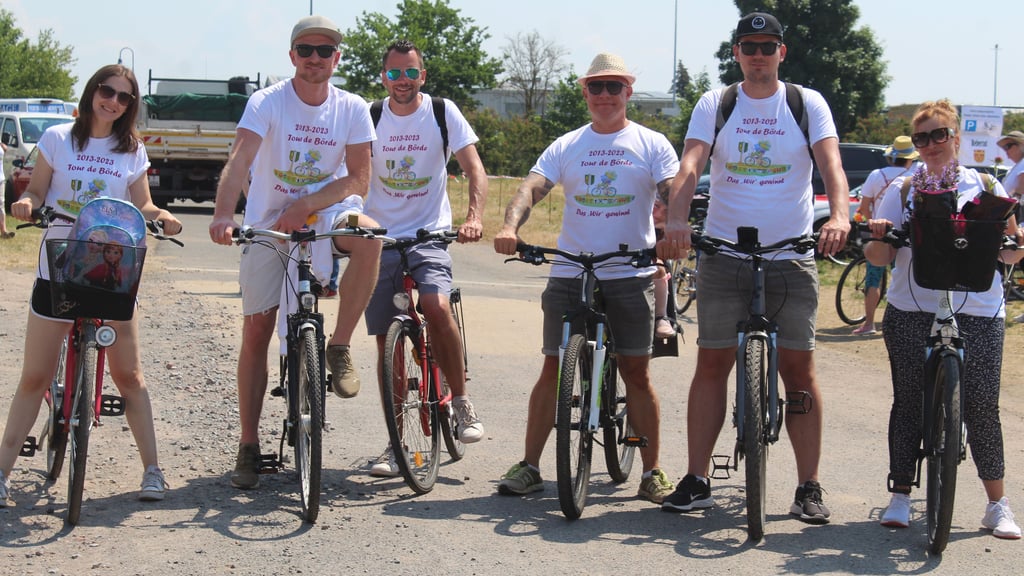 13 Gruppen machten sich am Sonnabendvormittag aus allen Orten der Gemeinde auf, um nach Hohenwarsleben zu radeln. Auf dem Foto ist die Gruppe der Eichenbarleber Radler zu sehen. Hohenwarsleben war anlässlich seiner 900-Jahr-Feierlichkeiten Gastgeber. Fotos: Carina Bosse