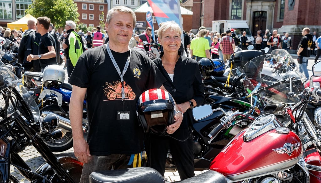 Bischöfin Kirsten Fehrs und Motorradpastor Lars Lemke stehen vor Beginn des letztjährigen Mogo dem Michel.
