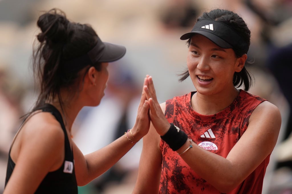 Wang Xinyu (r) und Hsieh Su-Wei haben den den Titel im Damen-Doppel bei den French Open geholt.