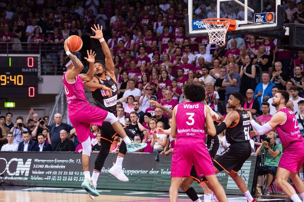 Ulms Karim Jallow (2.v.l) versucht Bonns Jeremy Morgan am Wurf zu hindern.