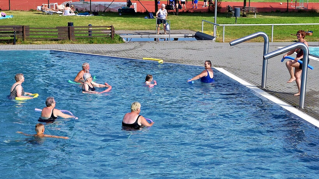 Wassergymnastik bietet Ute Kanngießer (rechts) ab sofort wieder zweimal wöchentlich im Wanzleber Spaßbad an.