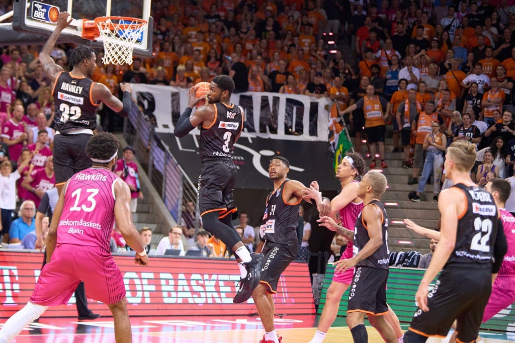 Ulms Joshua Hawley (l) und Brandon Paul beim Rebound.