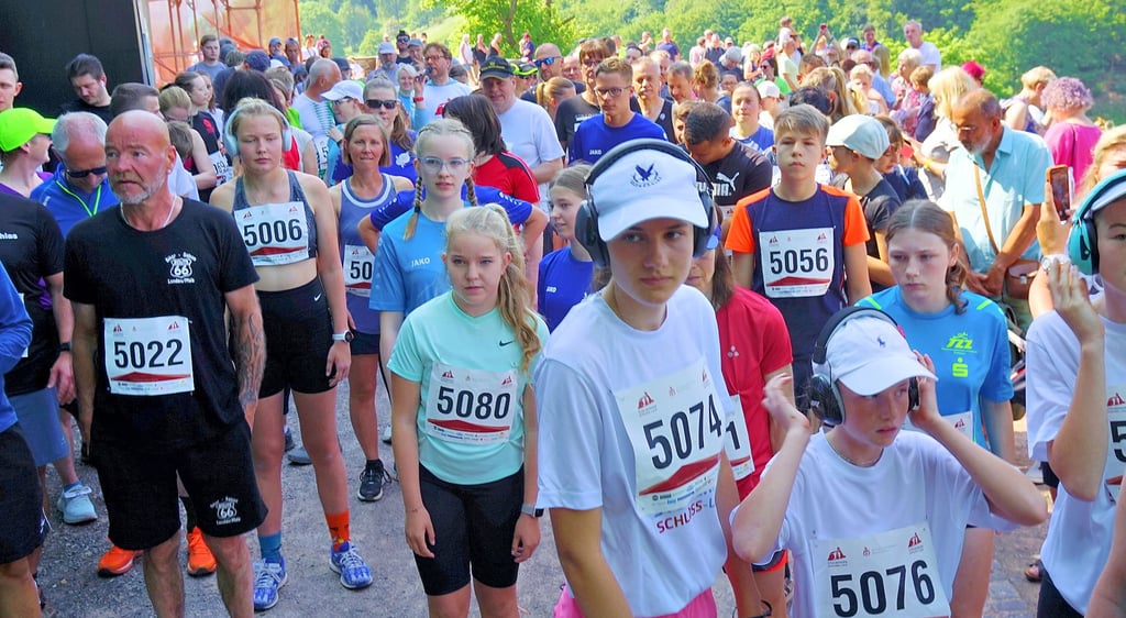 Vor dem Start: Ein großes Teilnehmerfeld nahm beim 5. Stolberger Schlosslauf die Strecke über fünf Kilometer in Angriff.