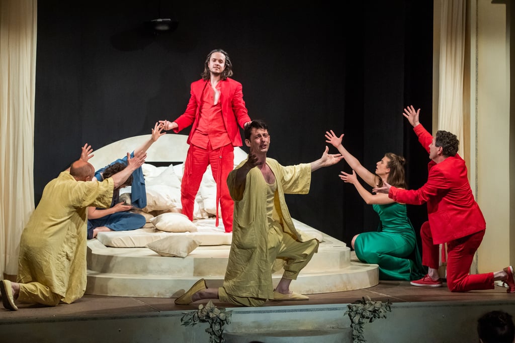 Alles dreht sich ums Bett und die machtvollen Götter: Das Naumburger Theater bringt Molières „Amphitryon“ auf die Bühne im Marientor.