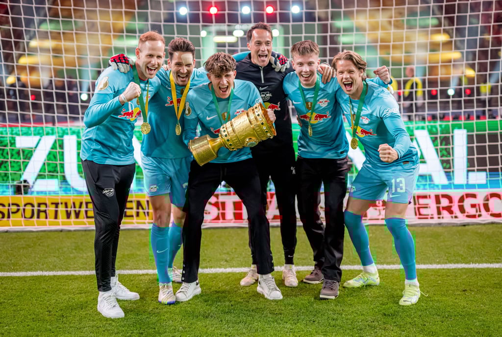 Jonas Nickisch (3. v.l.) jubelte mit dem DFB-Pokal.