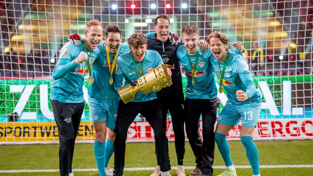 Jonas Nickisch (3. v.l.) jubelte mit dem DFB-Pokal.