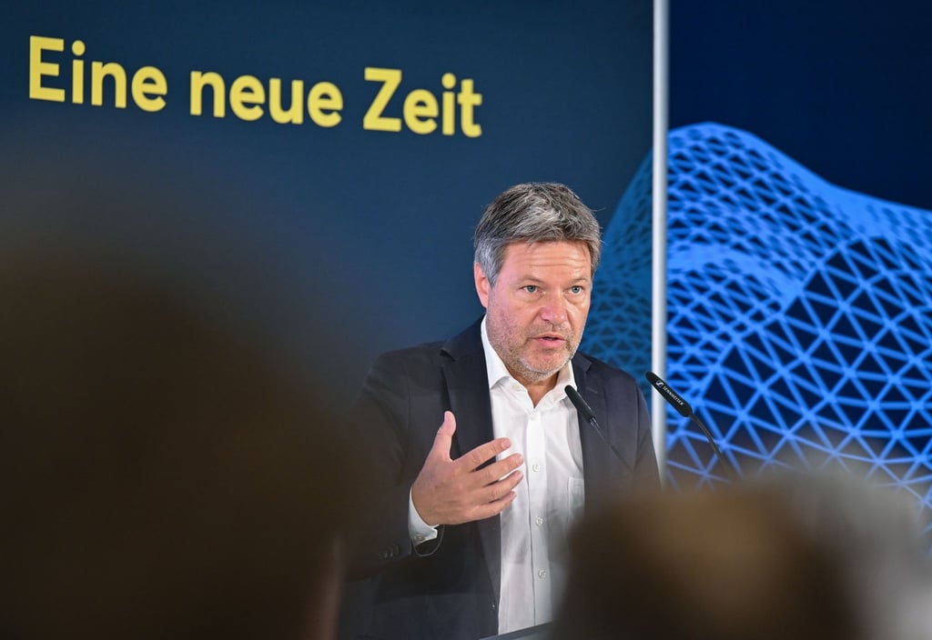 Robert Habeck (Bündnis 90/Die Grünen), Bundesminister für Wirtschaft und Klimaschutz, spricht auf dem Ostdeutschen Wirtschaftsforum (OWF).