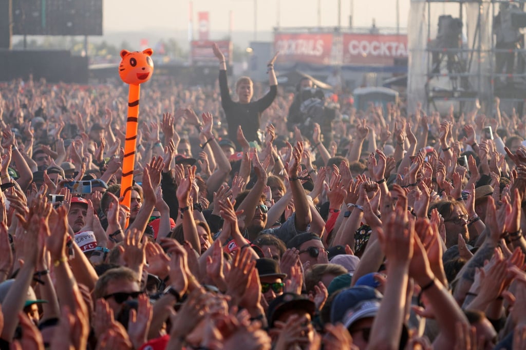 Tausende Rockfans tanzen vor der Hauptbühne des Festivals Rock am Ring.