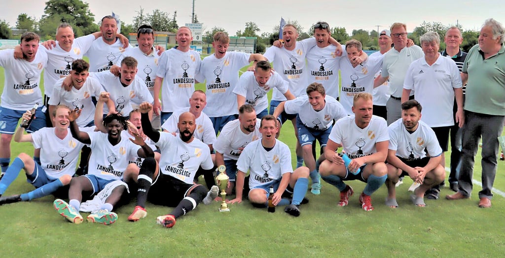 Der Jubel beim neuen Meister der Landesliga Süd war selbstverständlich groß.