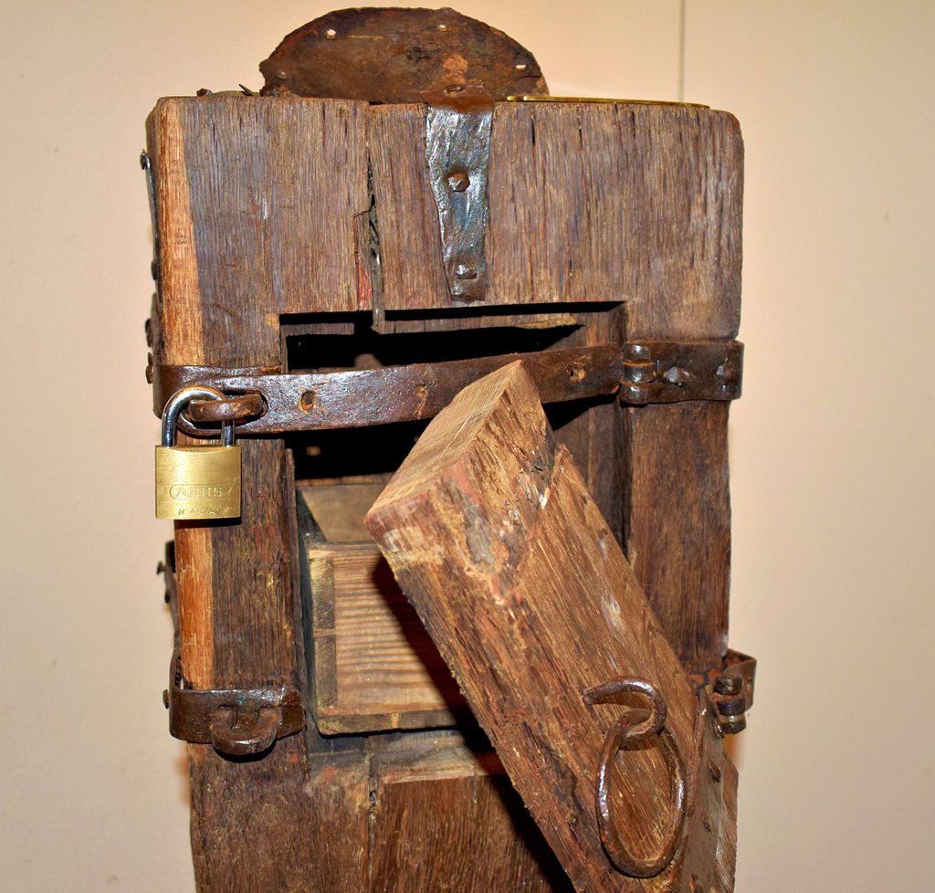 Die Tür des Opferstocks aus dem Jahre 1661 wurde aufgebrochen, um an die Spendengelder zu gelangen. Zuvor hatten die unbekannten Täter den Metallteller und die dazugehörigen Eisenbänder oben aufgebogen, aber feststellen müssen, dass es dort keinen Zugang zum Geld gibt.
