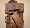 Die Tür des Opferstocks aus dem Jahre 1661 wurde aufgebrochen, um an die Spendengelder zu gelangen. Zuvor hatten die unbekannten Täter den Metallteller und die dazugehörigen Eisenbänder oben  aufgebogen, aber feststellen müssen, dass  es dort keinen Zugang zum Geld gibt. 