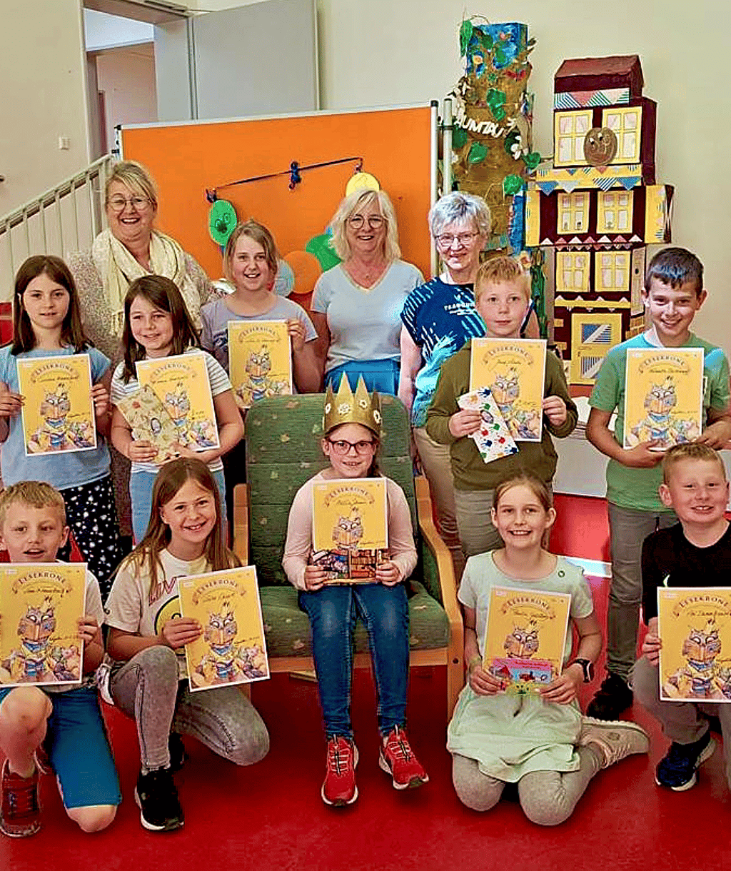 Die Jurymitglieder und die Teilnehmer aus der dritten Klasse der Wegelebener Grundschule freuen sich über die Lesekronen-Siegerin Melia Schwarz (Mitte) sowie die nächst Platzierten Jonas Siede und Emma Nowakowski (mit Geschenk).