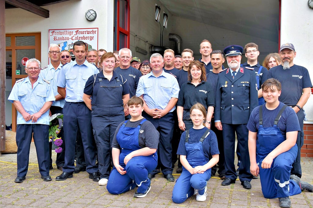 Sie sind die ehrenamtlichen Retter der Freiwilligen Feuerwehr Randau-Calenberge in Magdeburg aus. Im Ernstfall sind sie rund um die Uhr abrufbar, um Leib und Leben der Anwohner in den Stadtranddörfern zu schützen.