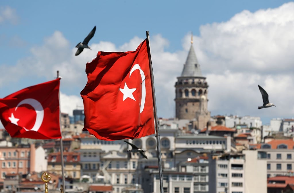 Türkische Flaggen wehen in Istanbul. Der Leitindex ISE 100 ist auf ein Rekordhoch geklettert, doch die Geldentwertung geht weiter.
