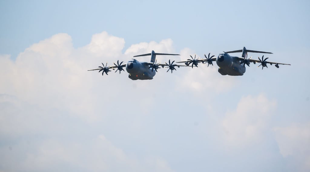 Zwei Airbus A400M der Luftwaffe überfliegen zu Beginn des internationalen Luftwaffen-Manövers "Air Defender 2023" den Fliegerhorst Wunstorf in der Region Hannover.
