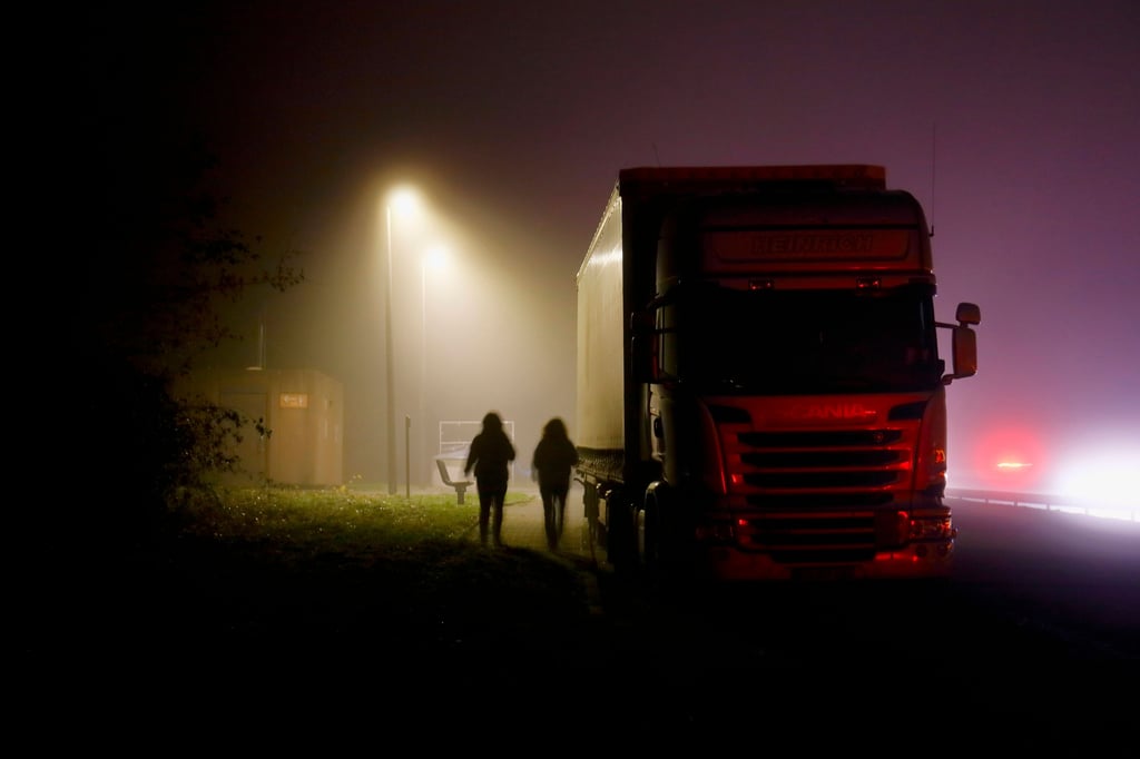 Ein Sattelzug ist in der Nacht zum Sonntag in Brand geraten. (Symbolbild)