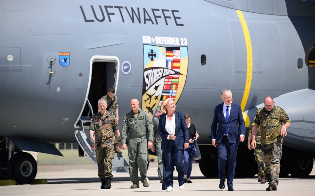 Generalleutnant Martin Schelleis (l-r), Inspekteur Streitkräftebasis, Generalleutnant Ingo Gerhartz, Inspekteur der Luftwaffe, Eva Högl (SPD), Wehrbeauftragte des Deutschen Bundestages, und Stephan Weil (SPD), Ministerpräsident Niedersachsen, und Oberstleutnant Matthias Boehnke, Pressesprecher Luftwaffe.