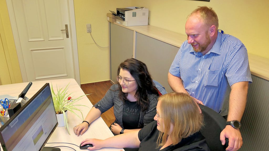 Christina Broyan (links), Anne Salewski und Karsten Höppner pflegen die neue Website.