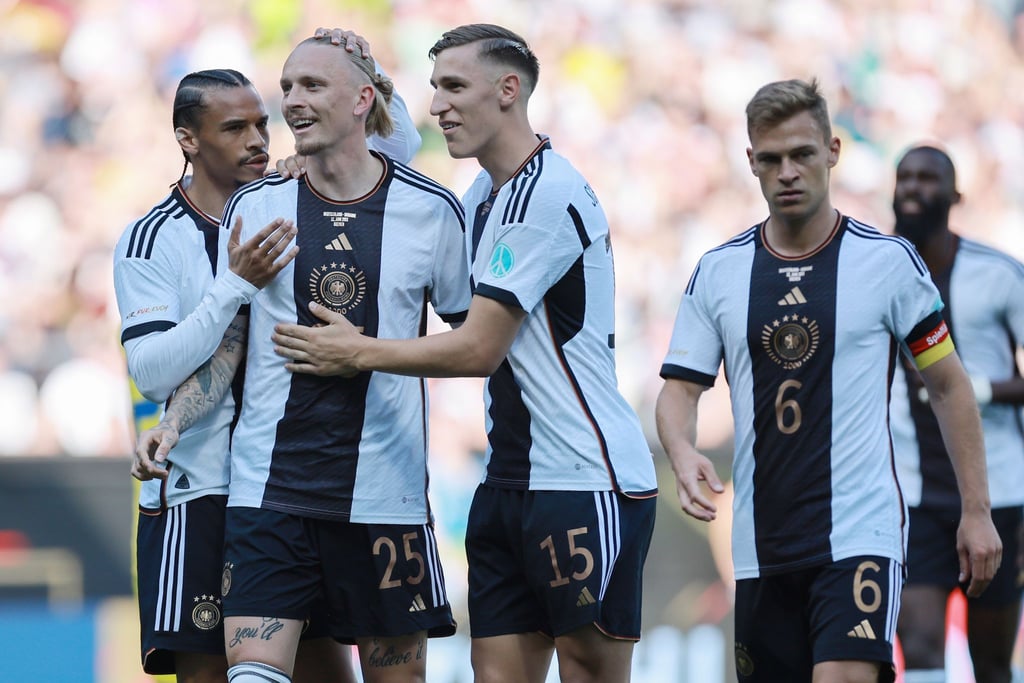 Marius Wolf (2.v.l) überzeugte beim 3:3 gegen die Ukraine.
