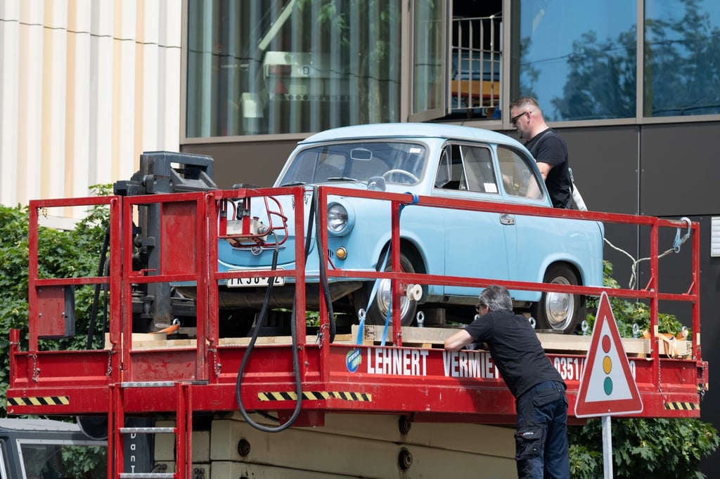 Ein Trabant wird auf einer Hebebühne vor dem Museum „Die Welt der DDR“ für den Abtransport vorbereitet.
