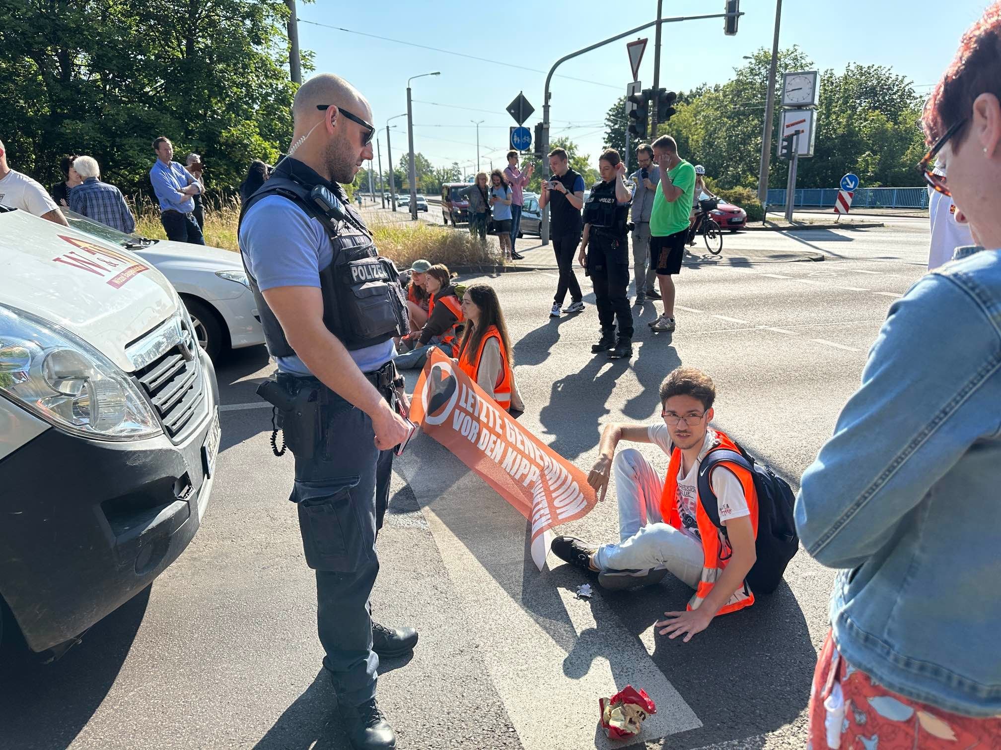 Stau: Klimaaktivisten Der Letzten Generation Blockieren Straße In Halle