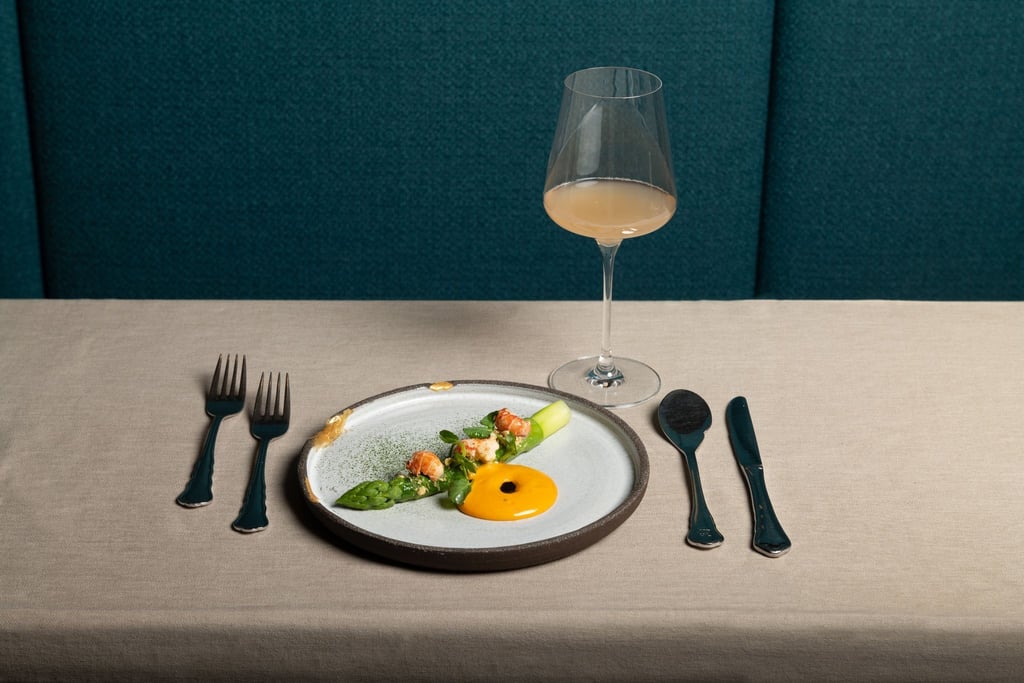 Eine ungewöhliche Kombination: Flusskrebse mit grünem Spargel. Dazu gibt es den Schaumwein Pet Nat.