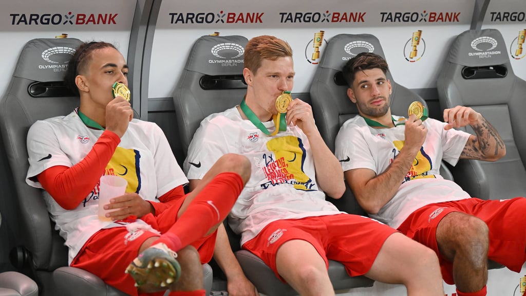 Die RB-Pokalgewinner Yussuf Poulsen, Marcel Halstenberg und Dominik Szoboszlai: Geht einer im Sommer?