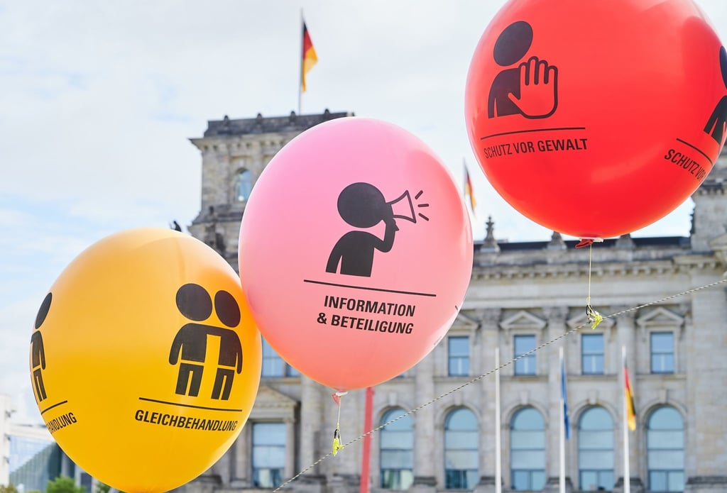 Ballons mit Botschaften: Kinderrechte werden von den UN in einer Konvention festgeschrieben. Ein kindgerechtes Internetangebot des Bundesfamilienministeriums mit dem Titel „Kinder-Ministerium“ informiert unter anderem zu diesem Thema.