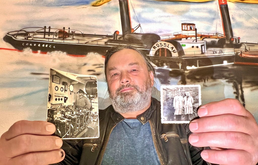 In dritter Generation der Roßlauer Schiffswerft verbunden: Lutz Hanke zeigt im Schiffermuseum die Fotos von Vater und Großvater.