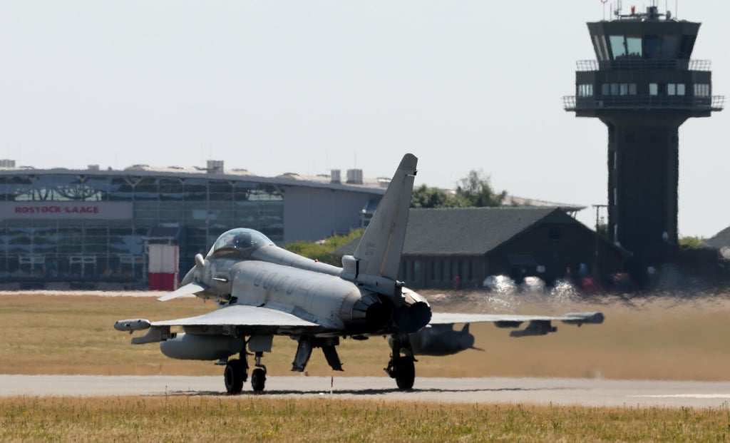 Beim Taktischen Luftwaffengeschwader 73 "Steinhoff" auf dem Flughafen Rostock-Laage startet ein italienischer Euofighter für den Einsatz zur beginnenden Luftwaffenübung "Air Defender 2023".