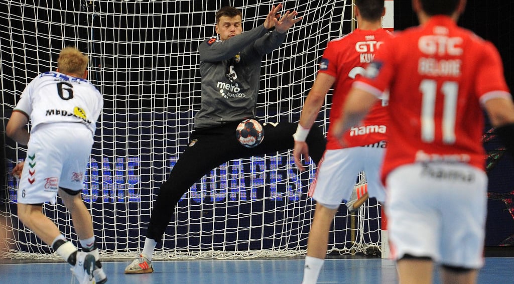 Im Finale der European League brachte Sergey Hernandez vor einem Jahr als Torwart von Benfica Lissabon den SCM einige Male zum Verzweifeln. Hier wehrt er einen Siebenmeter von Matthias Musche ab.