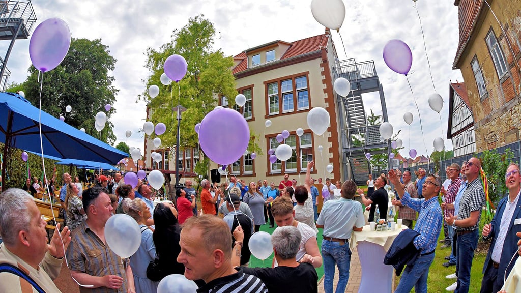 Mit den Luftballons in Stiftungsfarben und einem Gartenfest wird in Hoym ein neuer Wohnbereich für Autisten übergeben.