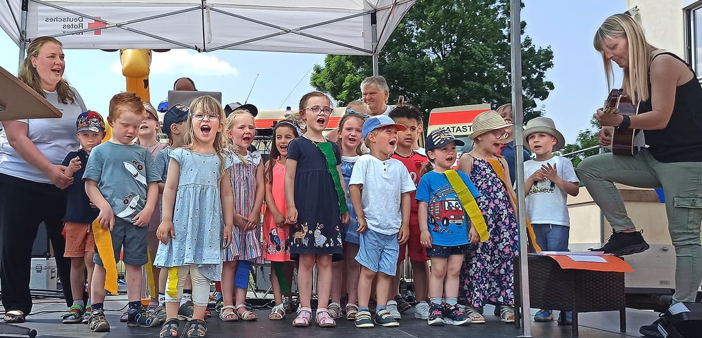Die Mädchen und Jungen der Kita Kluswegzwerge gestalteten ein Programm.