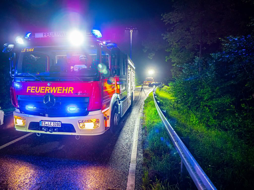 In Bad Dürrenberg ist ein stark alkoholisierter Fahrer in den Gegenverkehr geraten und krachte mit einem anderen Pkw zusammen. Dabei erlitt er schwere Verletzungen.