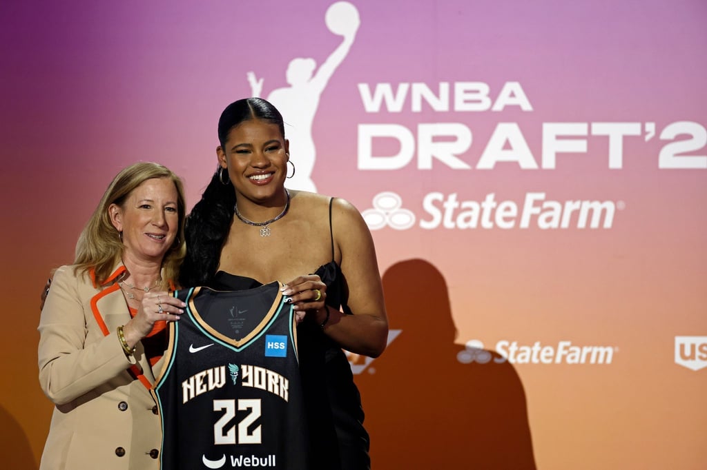 Nyara Sabally (r) 2022 nachdem sie vom Team New York Liberty als fünfte Spielerin beim WNBA-Draft ausgewählt wurde.
