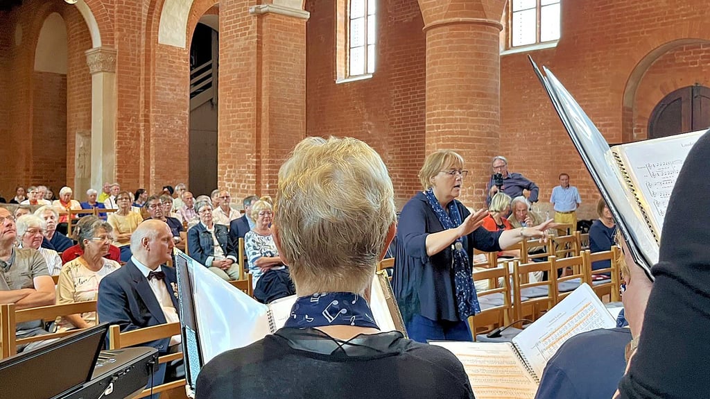 Den Eichstedter Chormitglieder während des Auftritts über die Schulter geschaut.