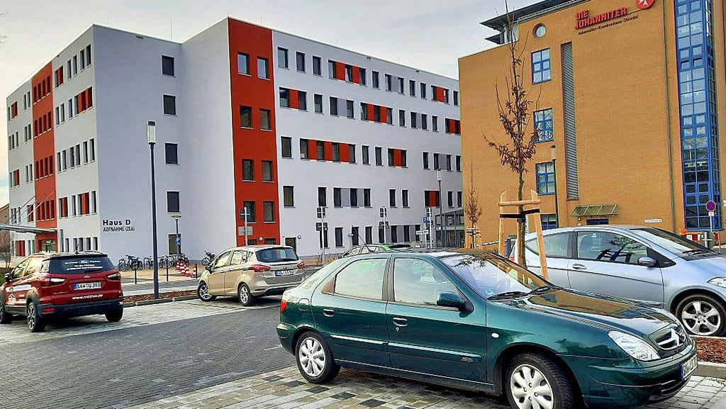 Das Johanniter-Krankenhaus in Stendal bietet Besuchern mehr als 100 Parkplätze an. Zu wenige, sagen einige Stendaler.