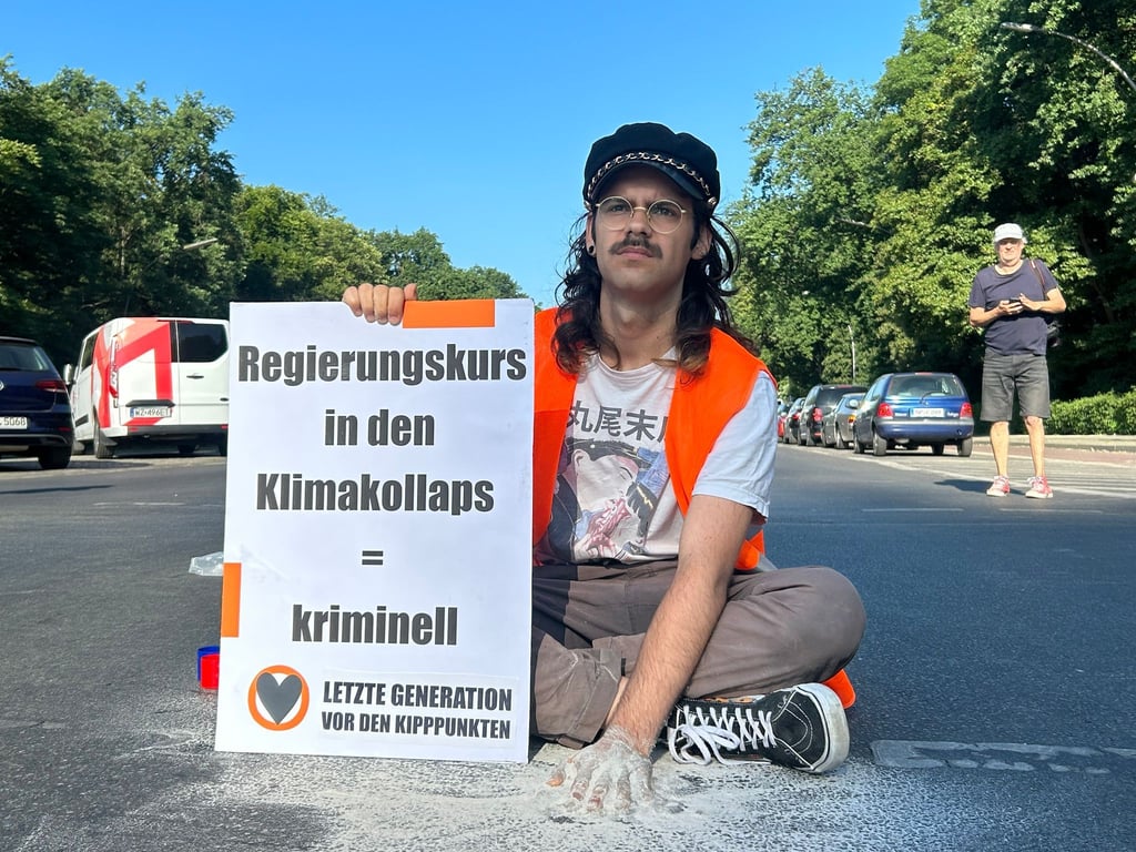 Aktivisten der Gruppe Letzte Generation blockieren den Großen Stern an der Siegessäule.